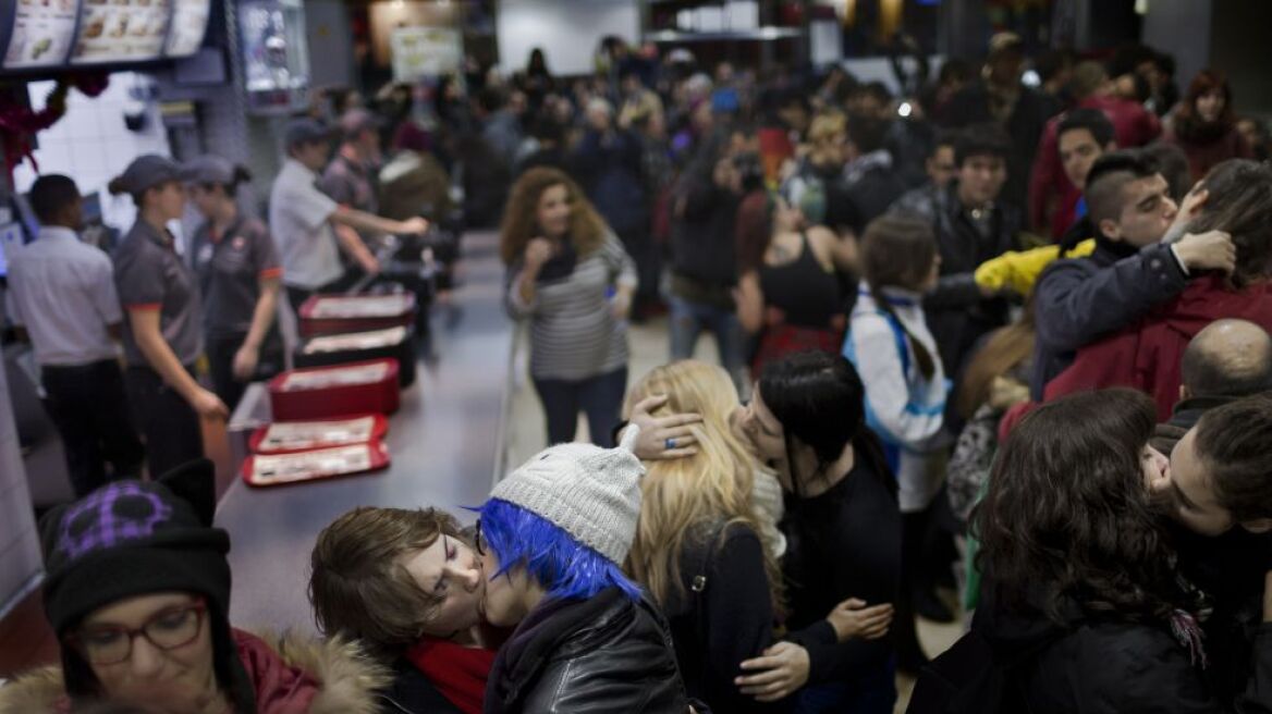 Πρωτότυπη γκέι διαμαρτυρία στη Μαδρίτη: «Πες το μ' ένα φιλί» στα Burger King!